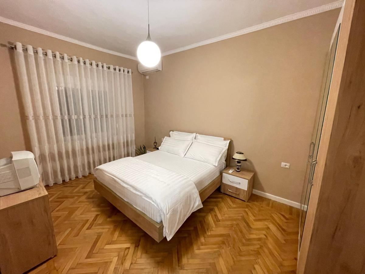 Joni & Joy Center Apartment Берат Екстериор снимка